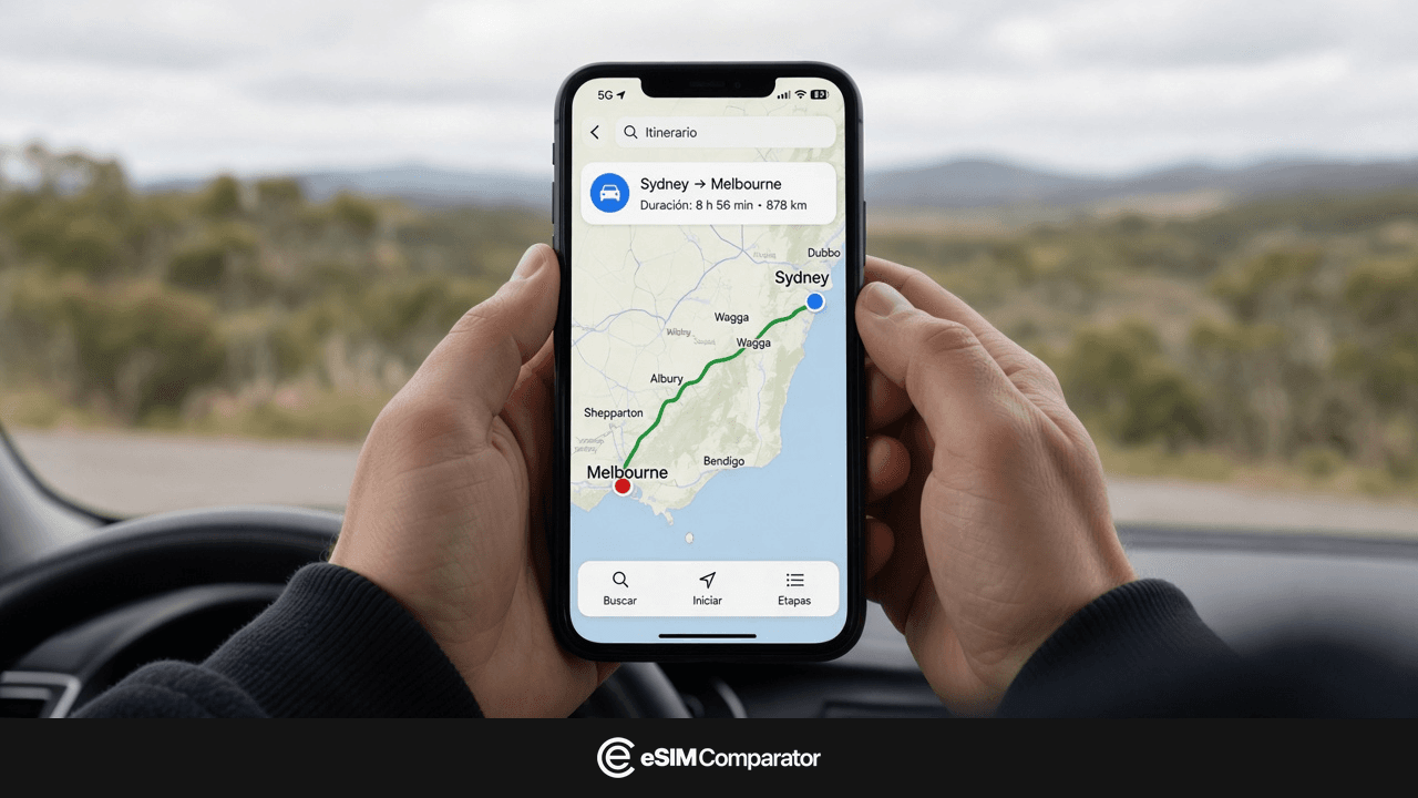 Dos manos sostienen un teléfono abierto en un itinerario Sídney–Melbourne, barra eSIM Comparator