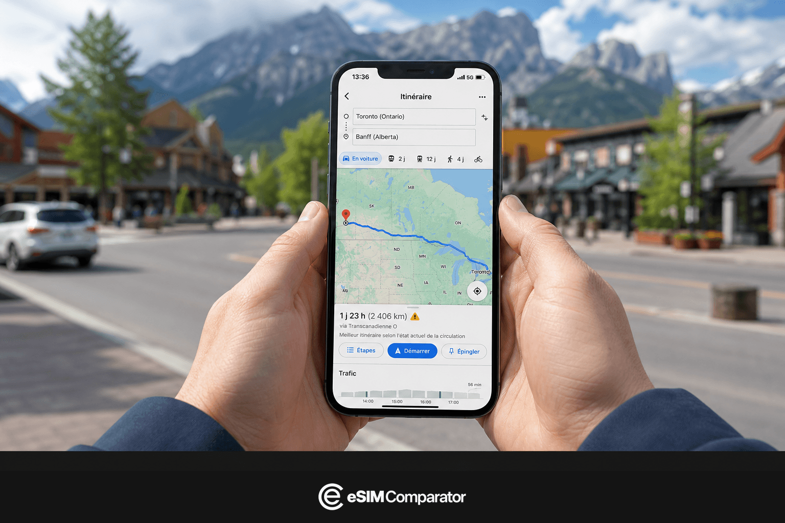 Deux mains tiennent un téléphone ouvert sur un itinéraire Toronto–Banff, barre logo eSIM Comparator