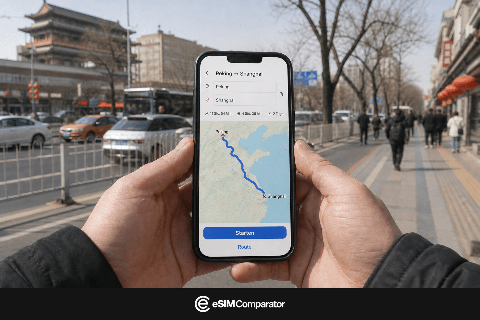 Zwei Hände halten ein Smartphone mit Route Peking–Shanghai, Leiste eSIM Comparator