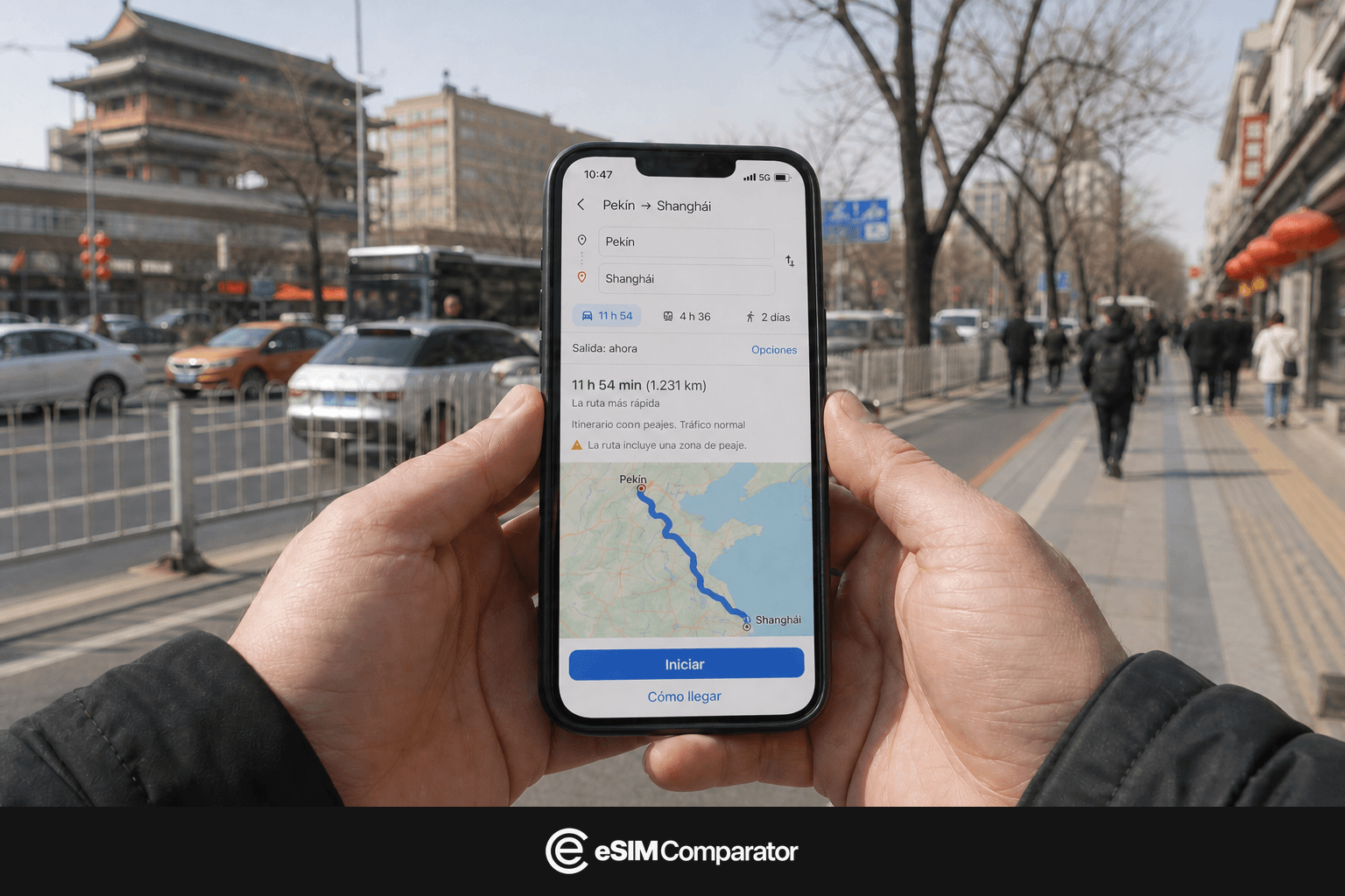 Dos manos sostienen un teléfono abierto en un itinerario Pekín–Shanghái, barra eSIM Comparator