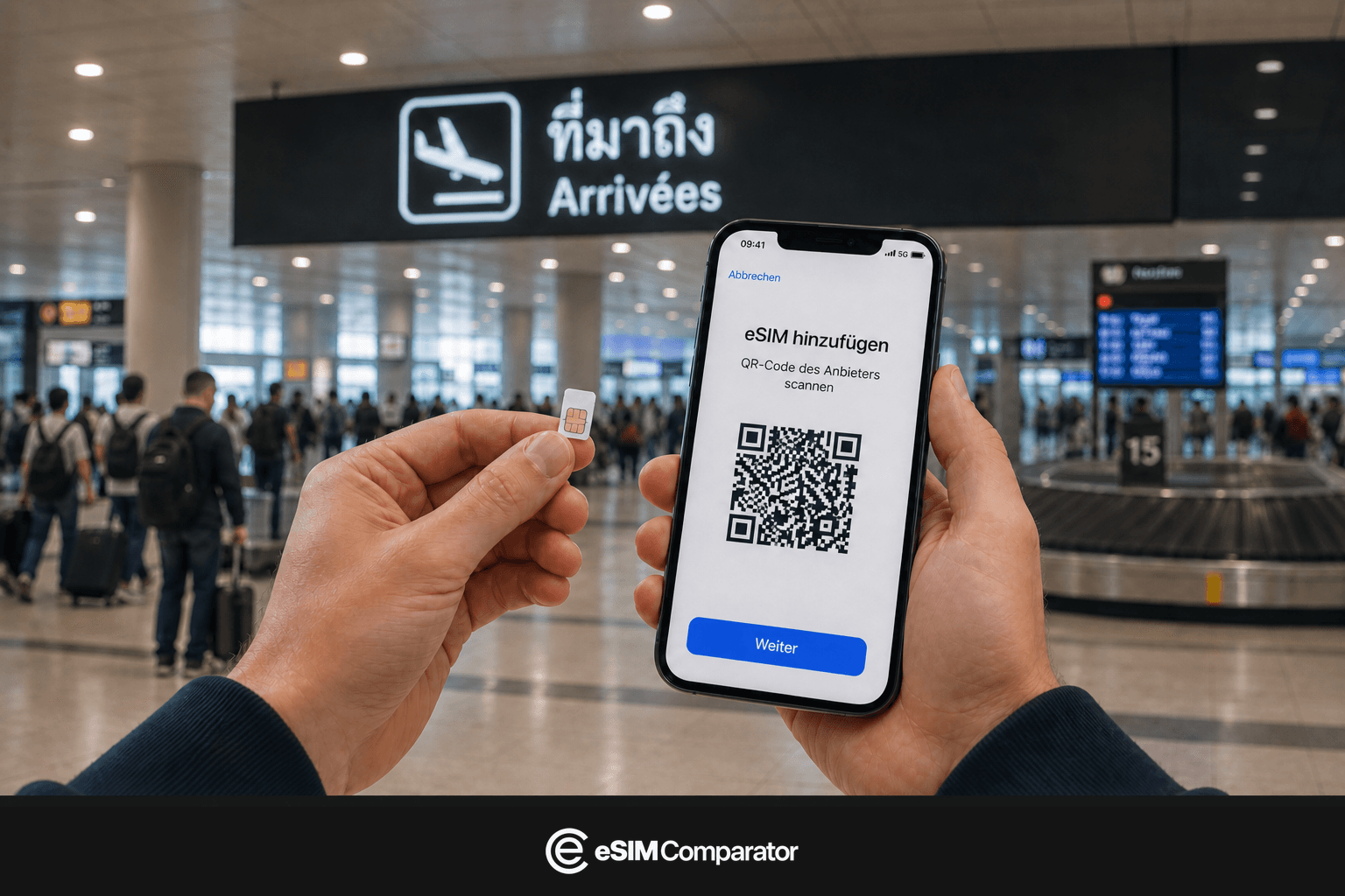Plastik-SIM und eSIM-Smartphone in einer Flughafenhalle in Thailand, Leiste eSIM Comparator