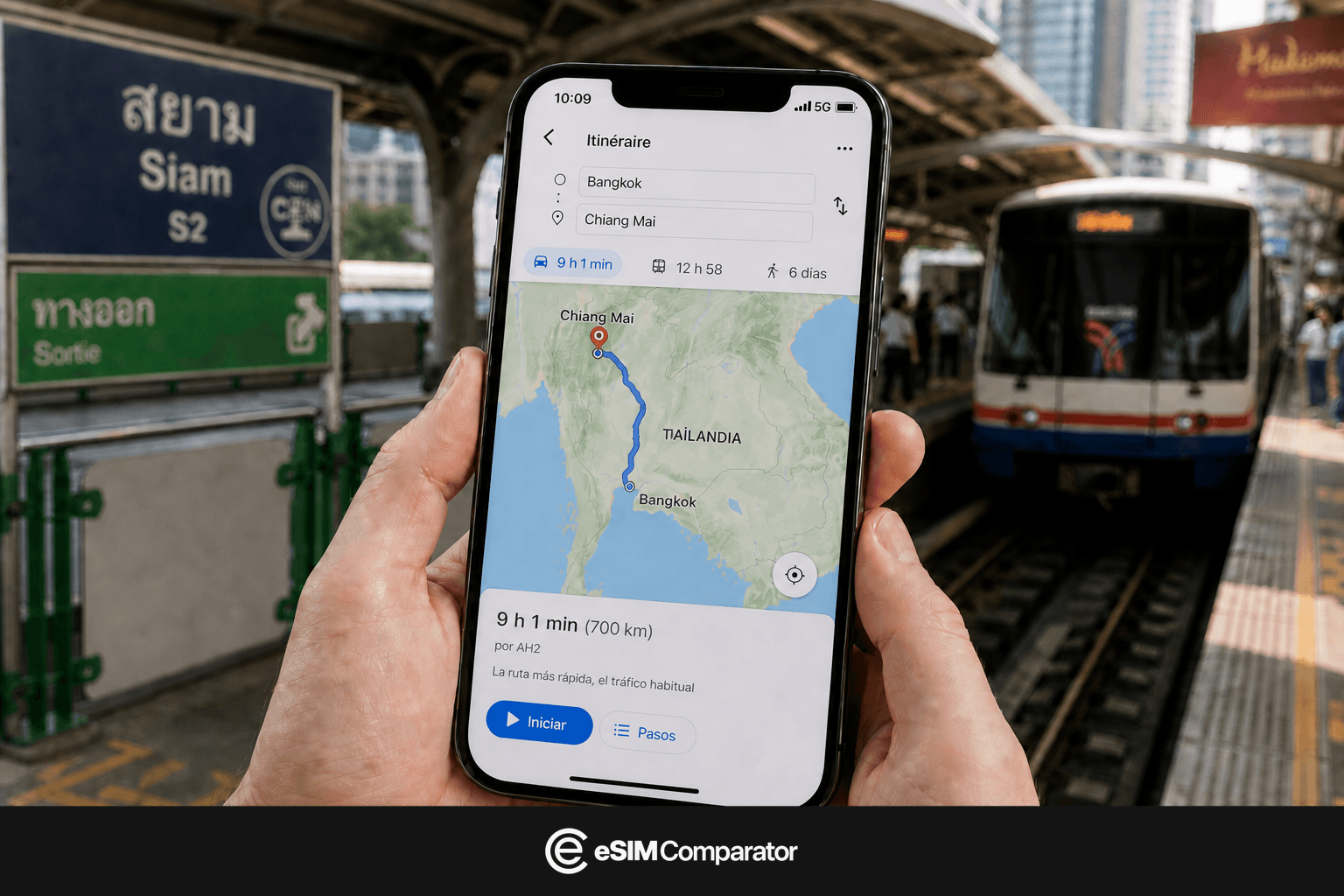 Dos manos sostienen un teléfono abierto en un itinerario Bangkok–Chiang Mai, barra eSIM Comparator