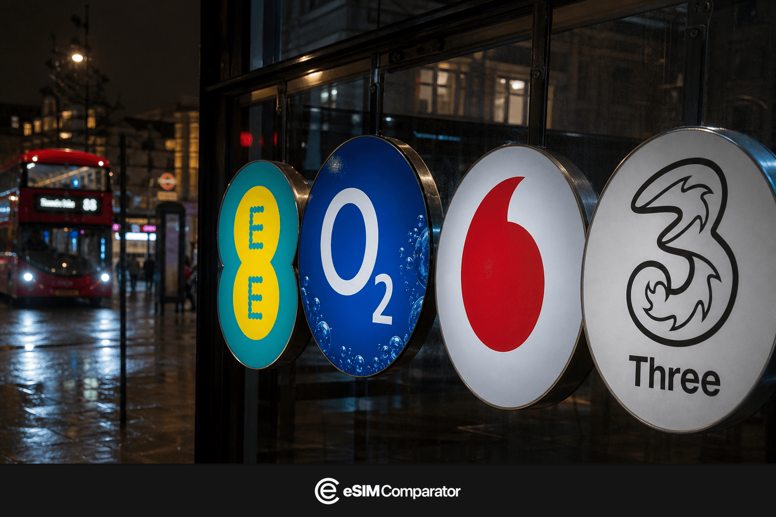 Logos EE, O2, Vodafone et Three sur une rue londonienne de nuit, barre eSIM Comparator