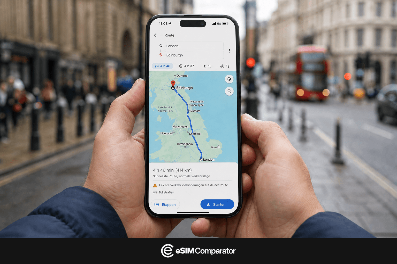 Zwei Hände halten ein Smartphone mit Route London–Edinburgh, Leiste eSIM Comparator