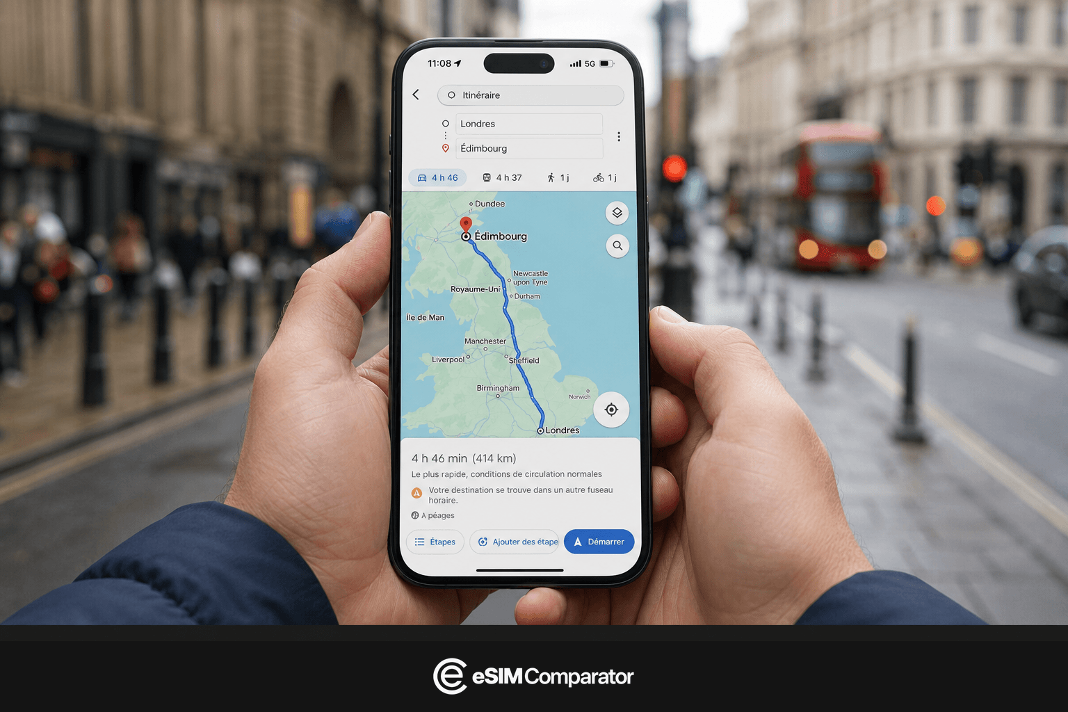 Deux mains tiennent un téléphone ouvert sur un itinéraire Londres–Édimbourg, barre logo eSIM Comparator