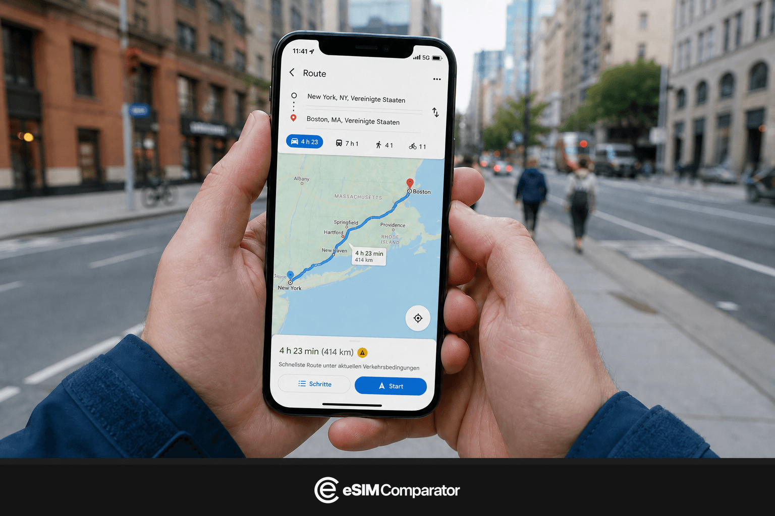 Zwei Hände halten ein Smartphone mit Route New York–Boston, Leiste eSIM Comparator
