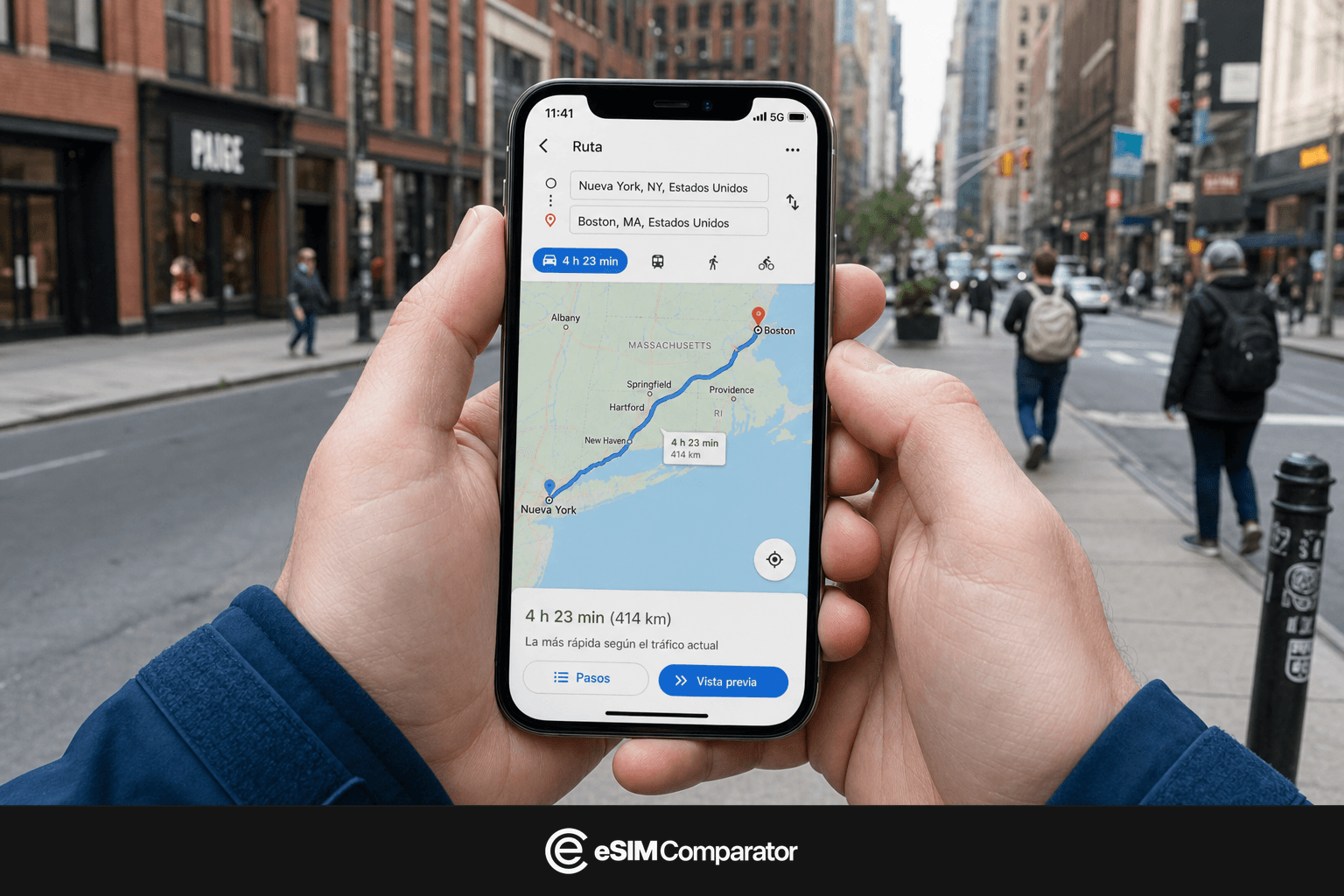Dos manos sostienen un teléfono abierto en un itinerario Nueva York–Boston, barra eSIM Comparator