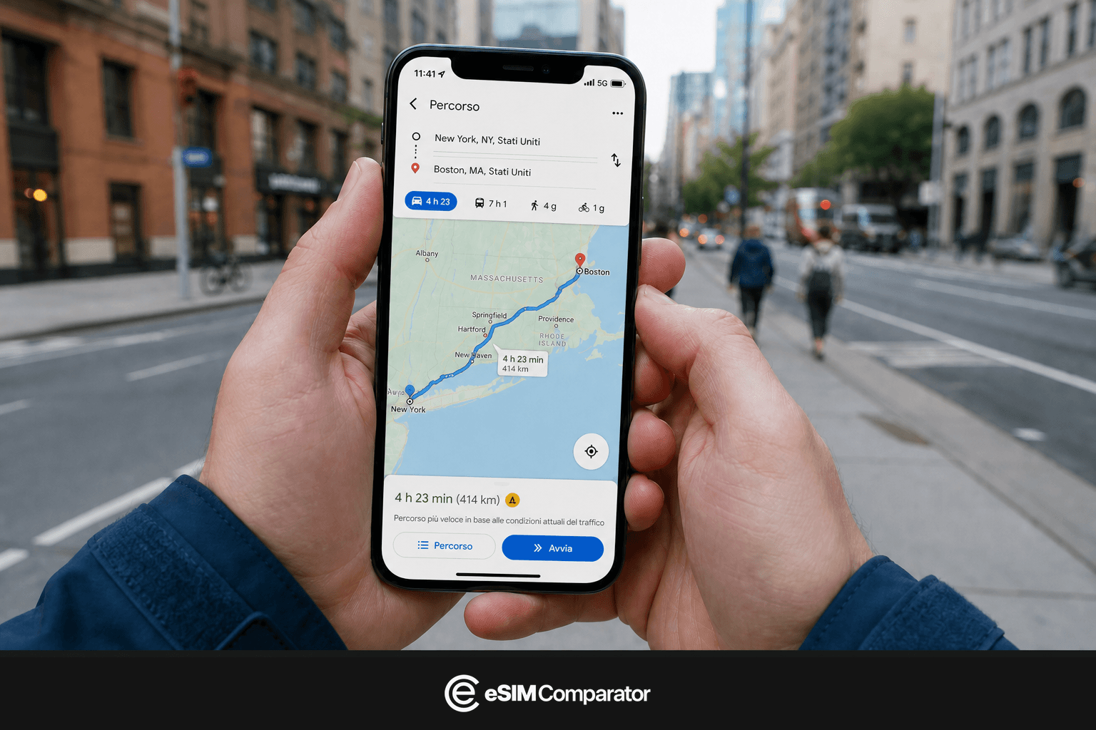 Due mani tengono un telefono aperto su un itinerario New York–Boston, barra eSIM Comparator
