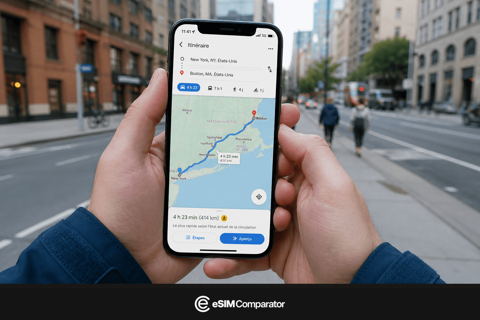 Deux mains tiennent un téléphone ouvert sur un itinéraire New York–Boston, barre logo eSIM Comparator