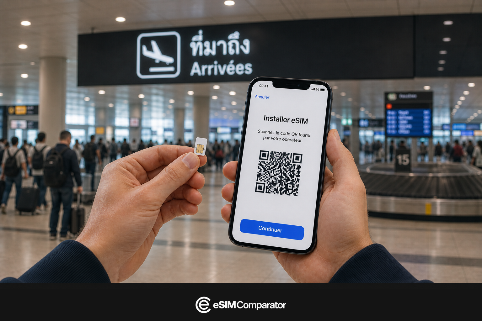 Carte SIM plastique et smartphone eSIM dans un hall d’aéroport en Thaïlande, barre logo eSIM Comparator